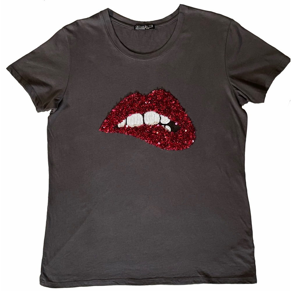 🫦Cotton-On Sequin Lip Bite Tee🫦